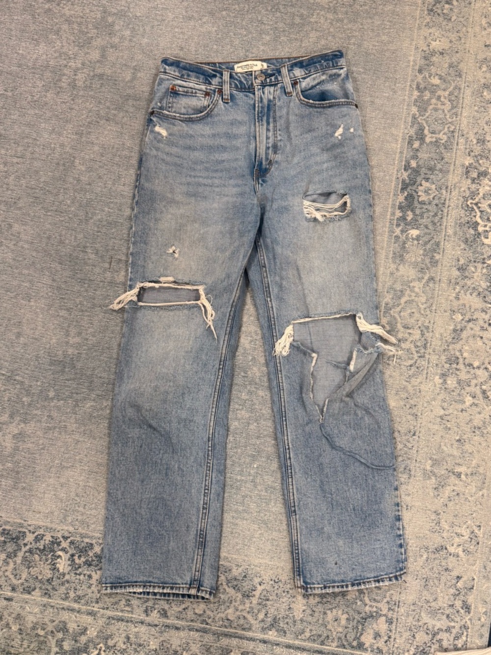 26 A&F ANKLE STRAIGHT ULTRA HIGH RISE JEANS